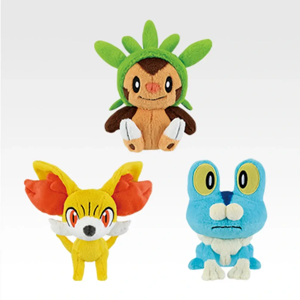 Plüschtiere der drei Starter-Pokémon der Kalos-Region